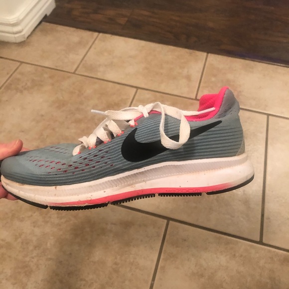 Girls Nike’s - Picture 2 of 4